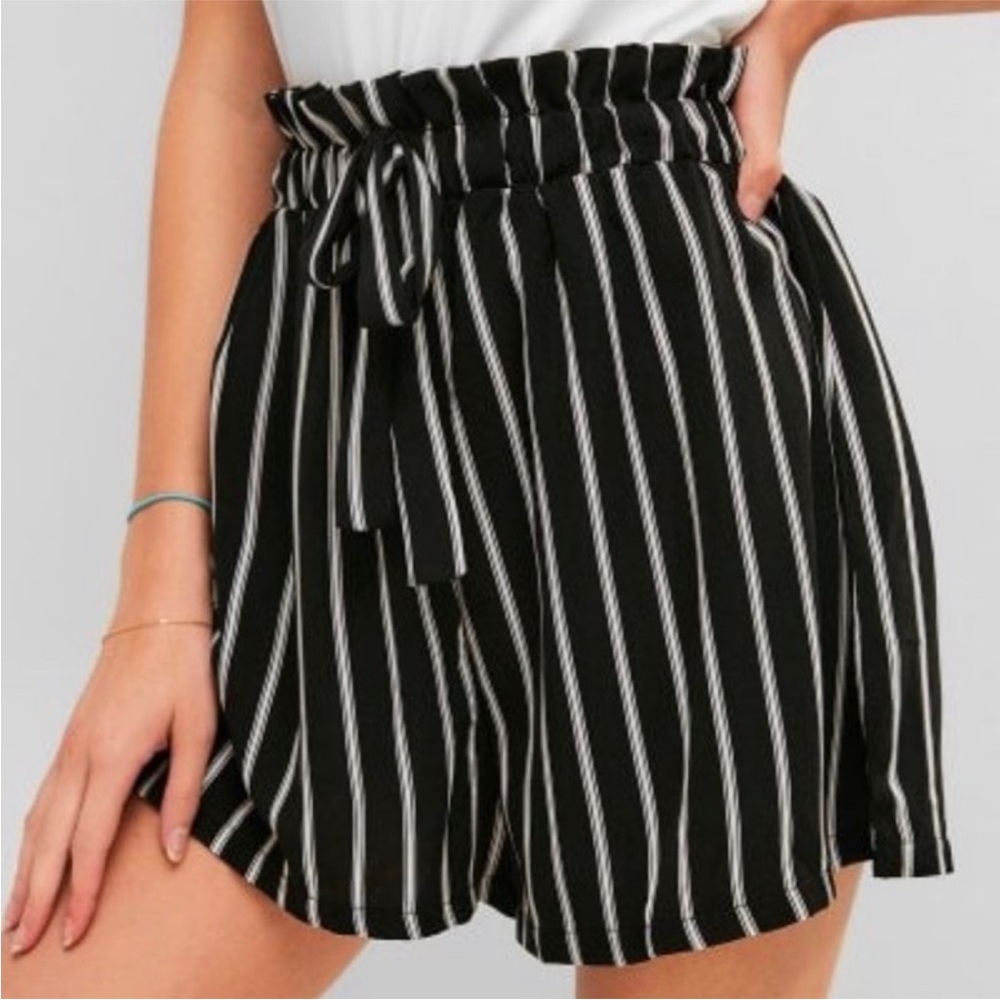🌸3/$25 American Eagle Lightweight Black & White Stripe Paperbag Shorts, Size L